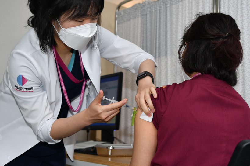 Nhân viên y tế tiêm vaccine phòng COVID-19 cho người dân tại Seoul, Hàn Quốc, ngày 27/2/2021. (Ảnh: AFP/TTXVN)