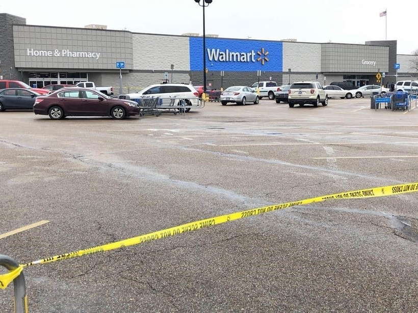 Cảnh sát phong tỏa hiện trường vụ nổ súng tại siêu thị Walmart ở bang Arkansas, Mỹ, ngày 10/2/2020. (Ảnh: AP/TTXVN)