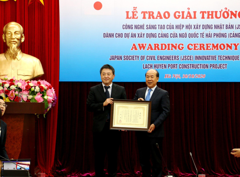 Hiệp hội xây dựng Nhật Bản (JSCE) trao Giải thưởng Công nghệ sáng tạo cho Dự án xây dựng Cảng Lạch Huyện. (Ảnh: VGP)