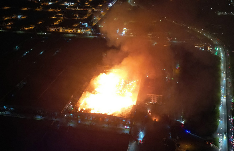 Vụ cháy lớn tại Đồng Nai,, khói lửa bốc cao hàng chục mét. (Ảnh: Công Phong/ TTXVN)