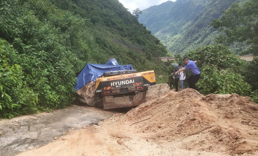 Lực lượng chức năng có mặt tại hiện trường để chỉ đạo công tác khắc phục vụ sạt lở ở Lai Châu. (Ảnh: TTXVN phát)