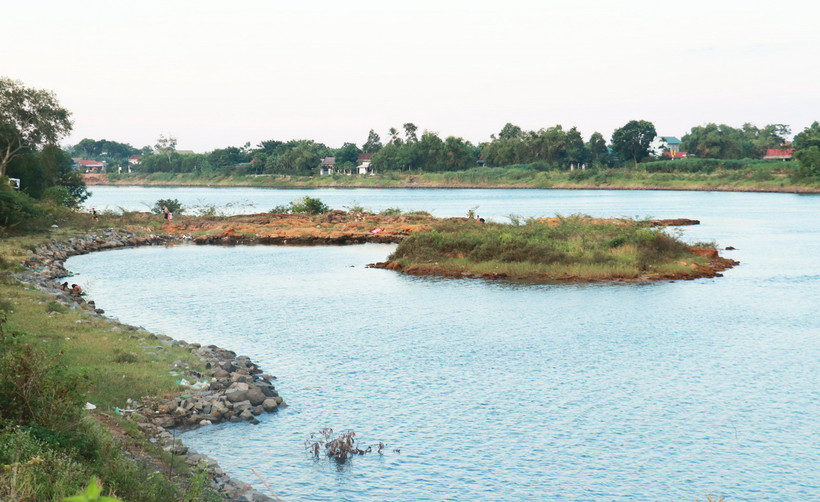 Bờ sông Thạch Hãn đoạn qua xã Triệu Giang (Triệu Phong, Quảng Trị) bị sạt lở quy mô lớn đã hình thành bãi bồi gần giữa sông. (Ảnh: Nguyên Lý/ TTXVN)