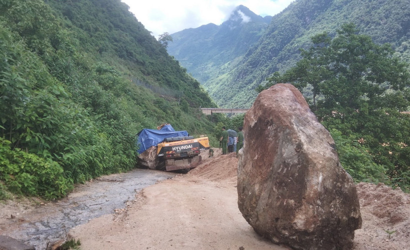 Hiện trường vụ sạt lở, đá rơi khiến người lái máy xúc tử vong ở Lai Châu. (Ảnh: TTXVN phát)