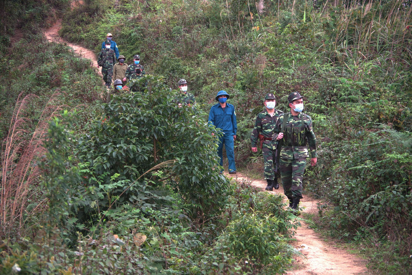 Cán bộ, chiến sỹ Đồn Biên phòng Bạch Đích (huyện Yên Minh, Hà Giang) tuần tra bảo vệ biên giới. (Ảnh: TTXVN phát)