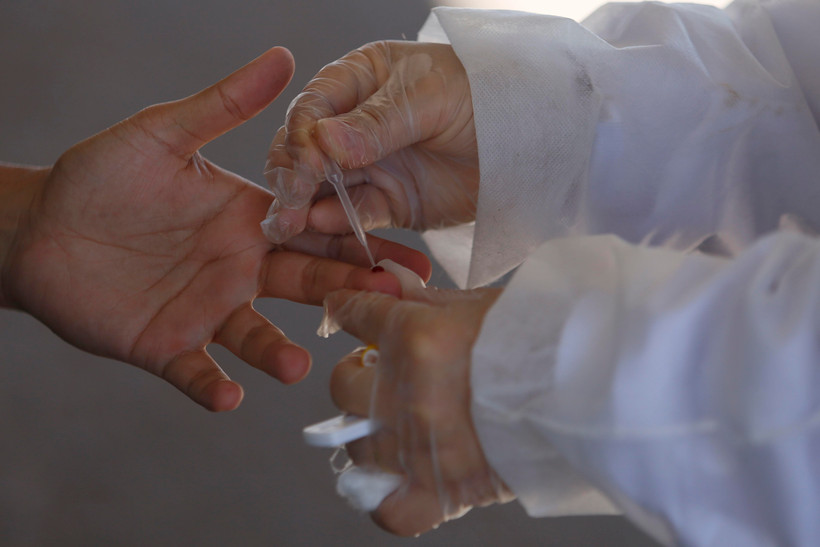 Nhân viên y tế lấy mẫu xét nghiệm COVID-19 tại Brasilia, Brazil, ngày 12/6/2020. (Ảnh: THX/TTXVN)