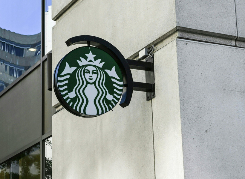 Biểu tượng Starbucks tại một cửa hàng ở Washington, DC, Mỹ. (Ảnh: AFP/TTXVN)