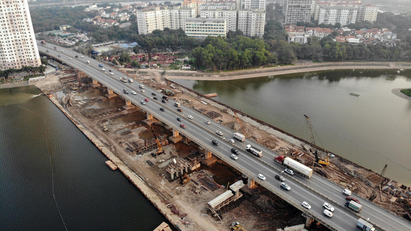 Thi công cầu vượt hồ Linh Đàm. (Ảnh: Danh Lam/TTXVN)