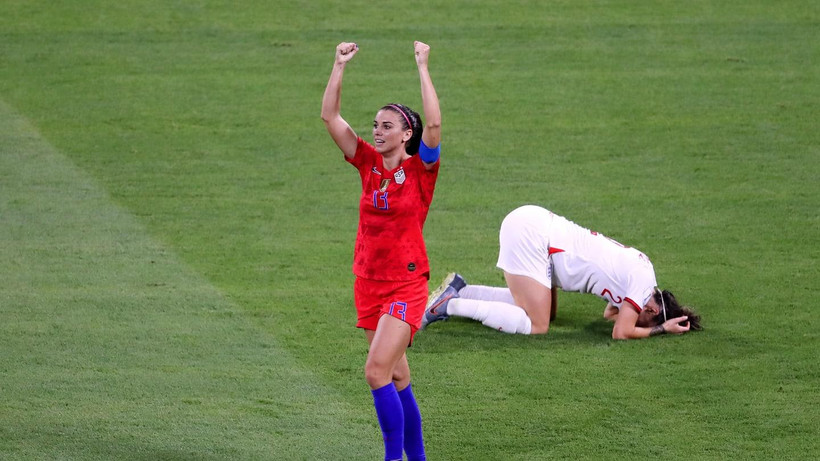 Alex Morgan (áo đỏ) đưa Mỹ vào chung kết. (Nguồn: Getty Images)