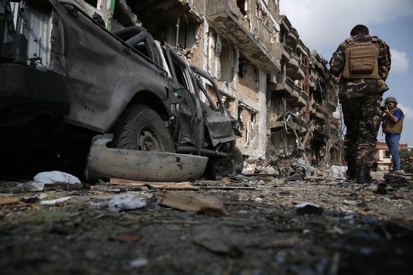 Cảnh sát điều tra tại hiện trường một vụ đánh bom ở Kabul, Afghanistan, ngày 29/7. (Ảnh: THX/TTXVN)