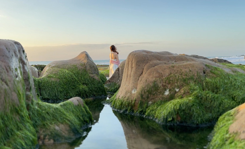 Những tảng đá được rêu phủ xanh đẹp mắt thu hút khách ưa thích chụp ảnh. (Ảnh: TTXVN phát)