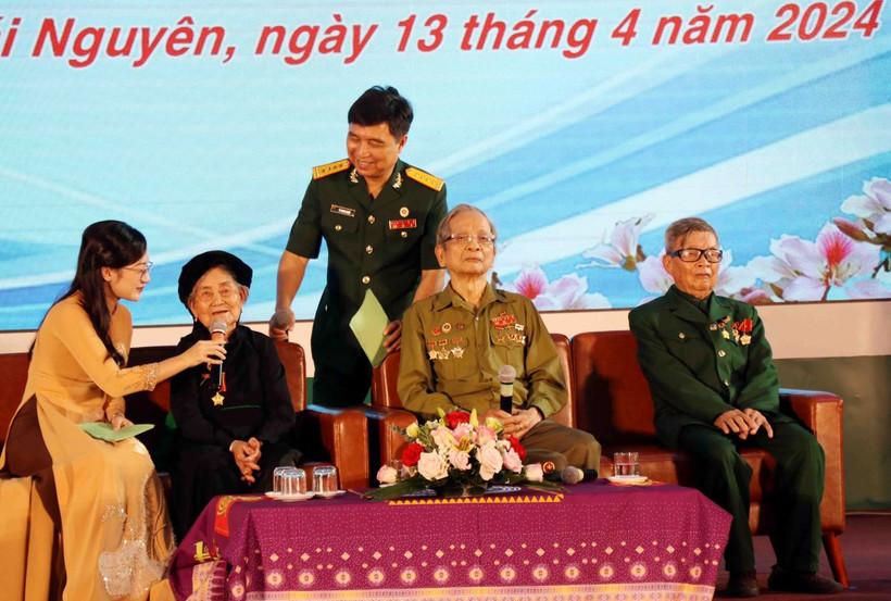 Các nhân chứng lịch sử tham gia trận chiến Điện Biên Phủ giao lưu với khán giả tại chương trình. (Ảnh: Quân Trang/TTXVN)