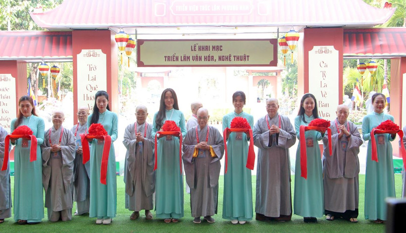 Các vị Ni trưởng thực hiện nghi thức cắt băng khai mạc triển lãm văn hóa nghệ thuật 'Vạn dặm yêu thương.' (Ảnh: Trung Kiên - TTXVN)