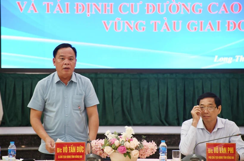 Ông Võ Tấn Đức, Quyền Chủ tịch UBND tỉnh Đồng Nai chỉ đạo tại cuộc họp. (Ảnh: Công Phong/TTXVN)