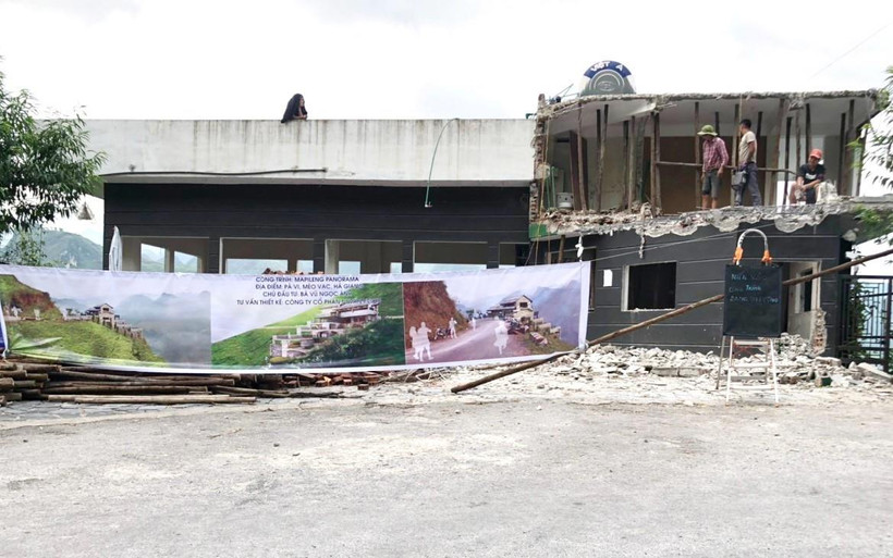 Công trình đang được phá dỡ để cải tạo, xây dựng lại theo đúng thiết kế phê duyệt. (Ảnh: TTXVN phát)