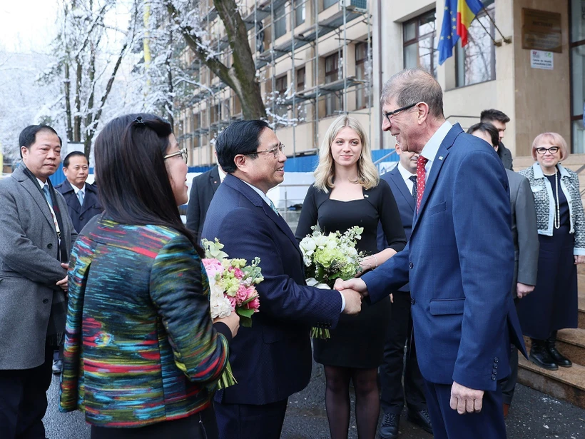 Lãnh đạo Trường Đại học Kỹ thuật Xây dựng Bucharest đón Thủ tướng Phạm Minh Chính và Phu nhân. (Ảnh: Dương Giang/TTXVN)