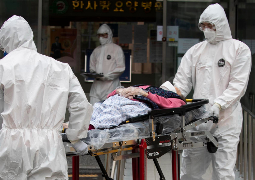 Nhân viên y tế chuyển bệnh nhân COVID-19 tới bệnh viện ở Daegu, Hàn Quốc, ngày 19/3/2020. (Ảnh: THX/TTXVN)