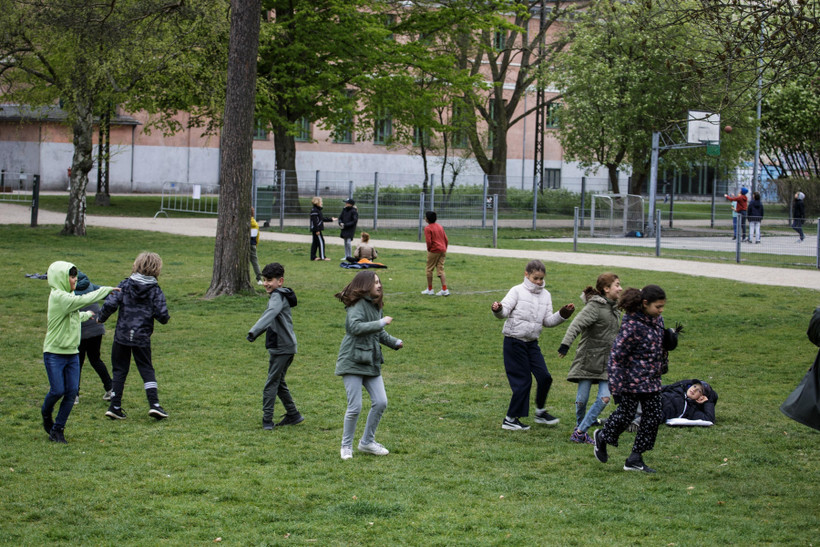 Trẻ em vui chơi tại một công viên ở Copenhagen, Đan Mạch ngày 29/4/2020. (Ảnh: AFP/TTXVN)