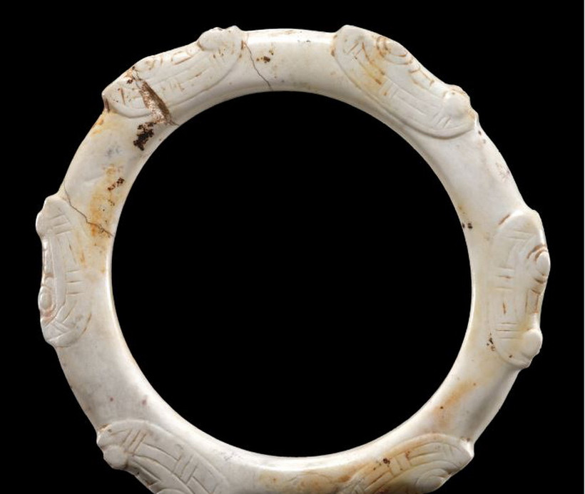 Một chiếc vòng tay ngọc bích mới được khai quật từ Khu di sản Lương Chử ở tỉnh Chiết Giang. (Ảnh: China Daily)