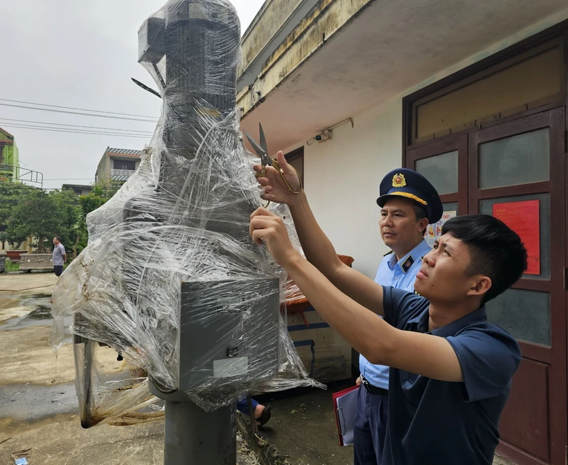 Lực lượng Quản lý Thị trường Quảng Bình kiểm tra số hàng không có giấy tờ hợp pháp. (Ảnh: Đức Thọ/TTXVN)