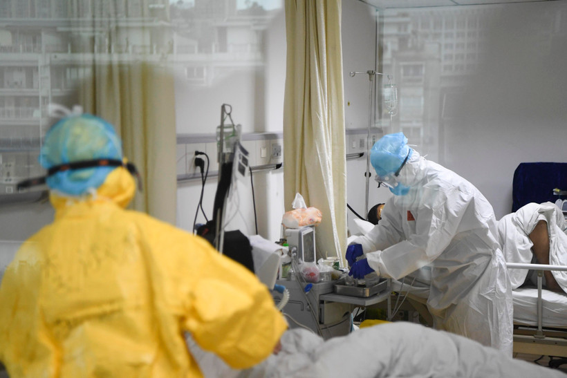 Nhân viên y tế chăm sóc bệnh nhân viêm đường hô hấp cấp do chủng virus corona mới tại bệnh viện ở Trùng Khánh, Trung Quốc, ngày 1/2/2020. (Ảnh: THX/TTXVN)