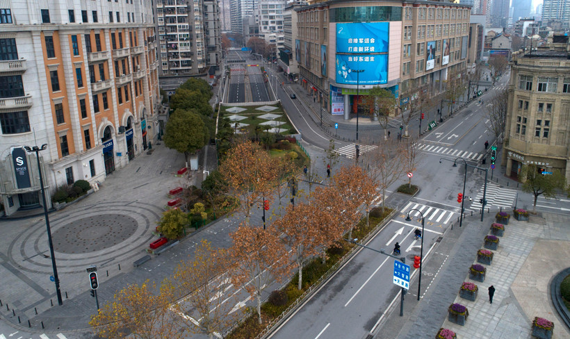 Hỗ trợ bệnh nhân nhiễm virus corona chủng mới (2019-nCoV) tại bệnh viện ở Vũ Hán, thủ phủ tỉnh Hồ Bắc, Trung Quốc ngày 31/1/2020. (Ảnh: AFP/TTXVN)