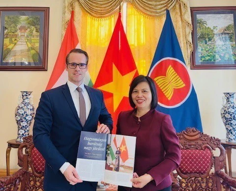 Đại sứ Việt Nam tại Hungary Nguyễn Thị Bích Thảo tiếp Tiến sỹ Levente Horvath, Giám đốc Trung tâm Eurasia, Tổng biên tập Tạp chí Eurasia. (Ảnh: TTXVN phát)