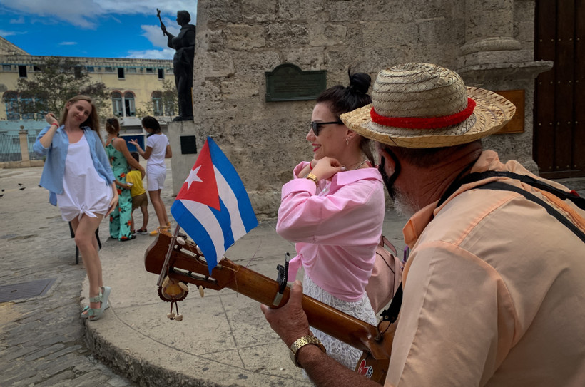 Khách du lịch Nga tham quan thủ đô La Habana, Cuba. (Ảnh: AFP/TTXVN)