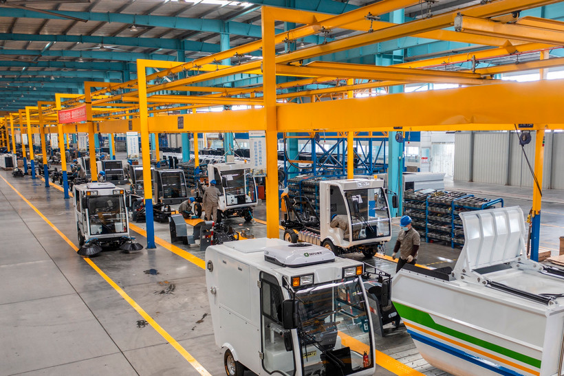 Công nhân làm việc trong phân xưởng sản xuất xe điện tại đặc khu phát triển kinh tế Phồn Xương ở tỉnh An Huy, Trung Quốc. (Ảnh: THX/TTXVN)