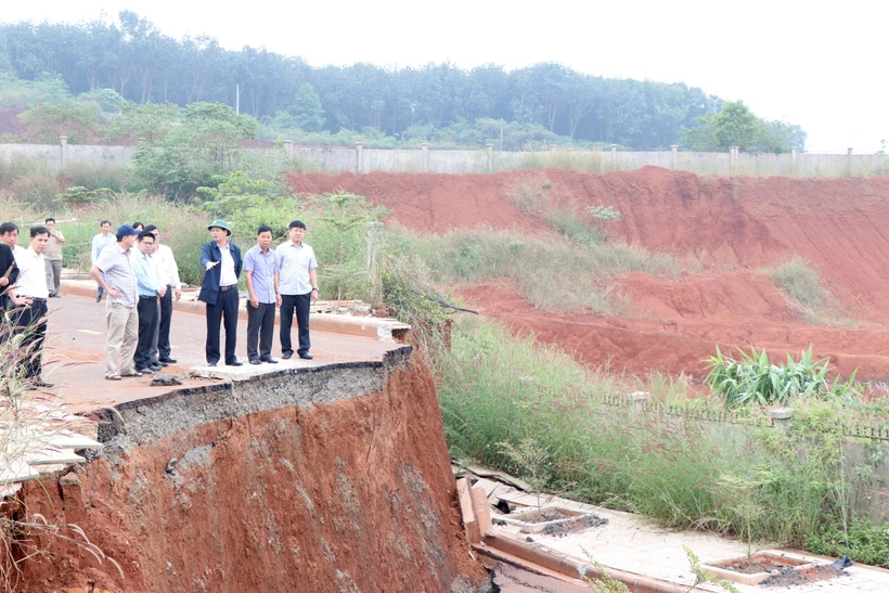 Bí thư Tỉnh ủy Đắk Nông (thứ ba từ phải sang, người đội mũ cối) khảo sát, chỉ đạo việc kiểm định, khắc phục sự cố sạt lở. (Ảnh: Hưng Thịnh/TTXVN)