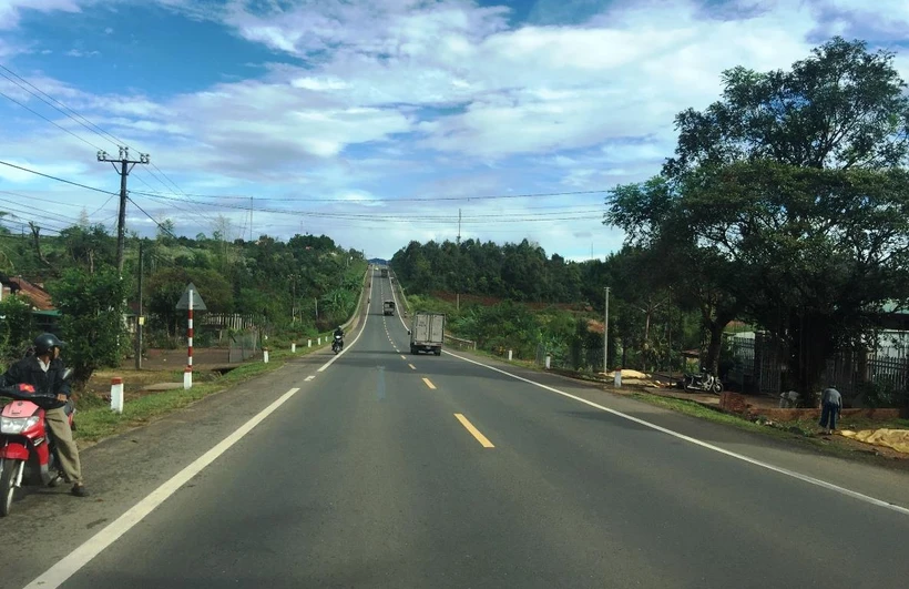 Phương tiện lưu thông trên tuyến đường Hồ Chí Minh đoạn qua tỉnh Gia Lai. (Ảnh: Việt Hùng/Vietnam+)