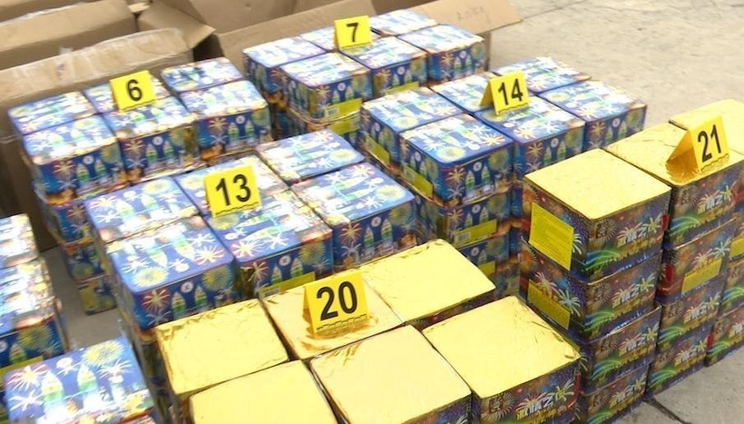 Tang vật một vụ buôn bán pháo nổ nhập lậu. (Nguồn: TTXVN)