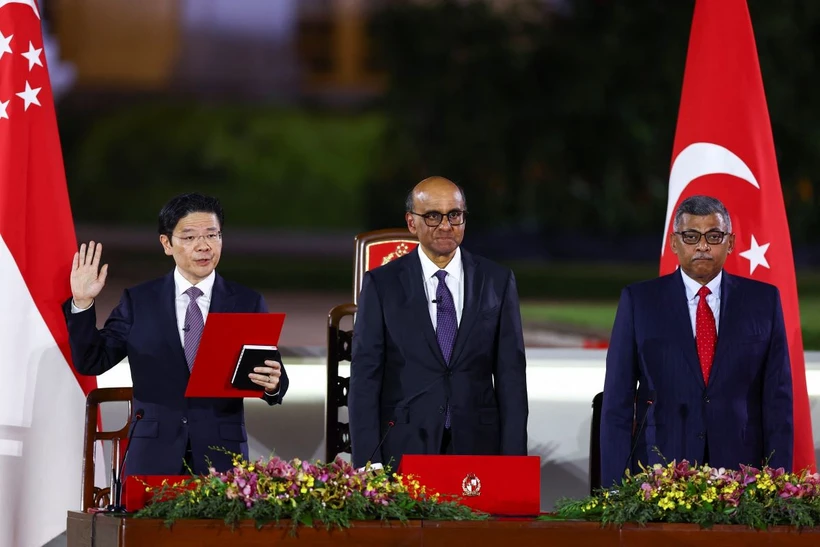 Tân Thủ tướng Singapore Lawrence Wong (trái) tuyên thệ nhậm chức. (Nguồn: Straits Times)