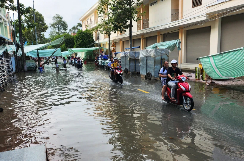 Triều cường gây ngập một số tuyến đường nội ô của thành phố Vĩnh Long, chiều tối 29/9. (Ảnh minh họa: Phạm Minh Tuấn/TTXVN)