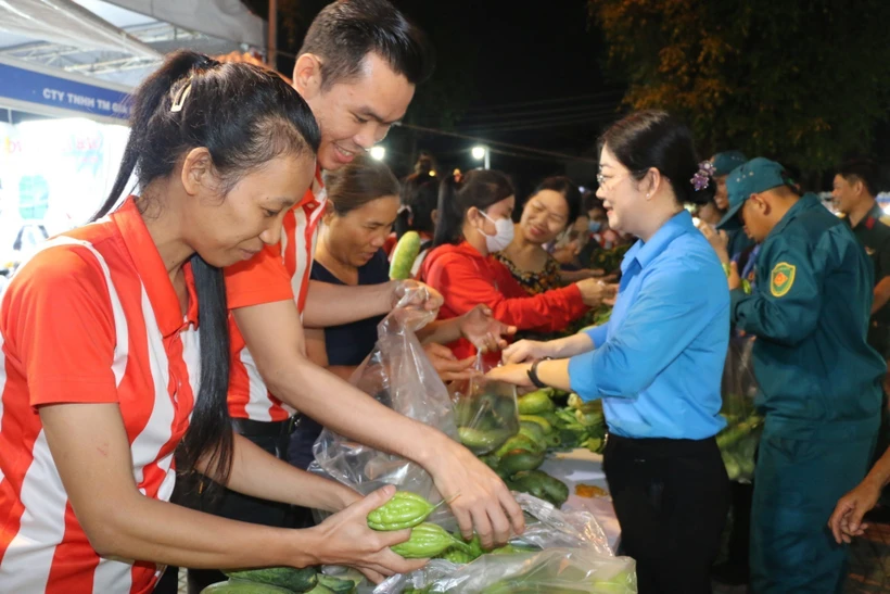 Nhiều gian hàng nhu yếu phẩm 0 đồng tại phiên "Chợ Tết công đoàn" tại Bình Dương. (Ảnh: Huyền Trang/TTXVN)