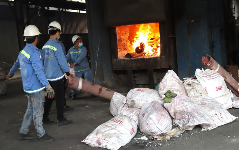 Xử lý chất thải tại Công ty Thiên Thanh. (Ảnh: Công Phong/TTXVN)