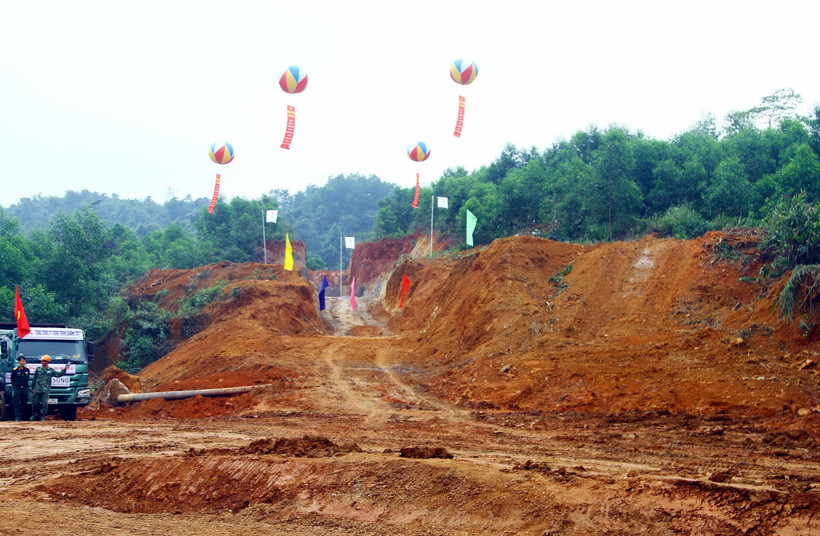 Thi công dự án cải tạo đường sắt khu vực đèo Khe Nét. (Ảnh: Tá Chuyên/TTXVN)