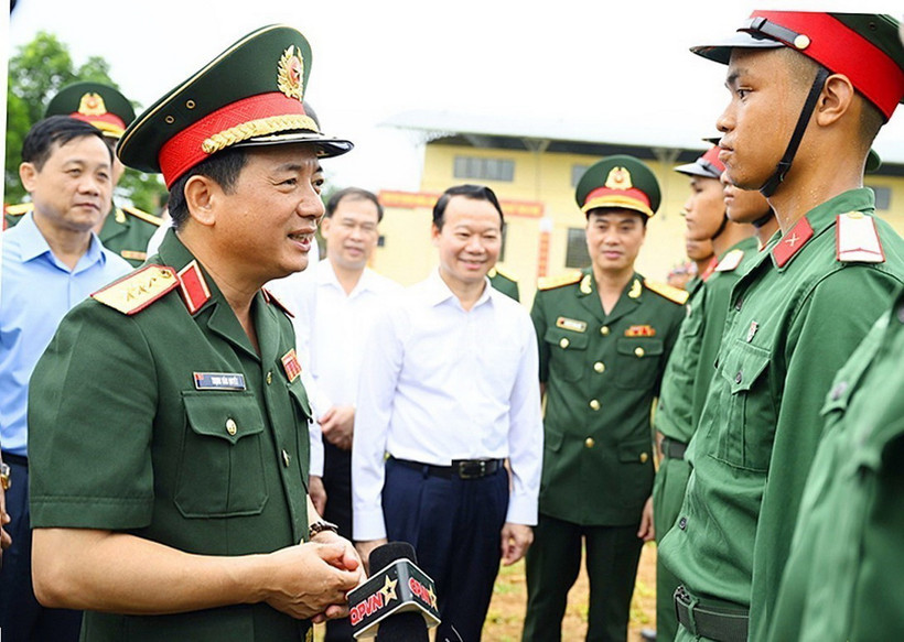 Thượng tướng Trịnh Văn Quyết động viên các chiến sĩ tại Lễ tuyên thệ. (Ảnh: Hồng Pha/TTXVN phát)