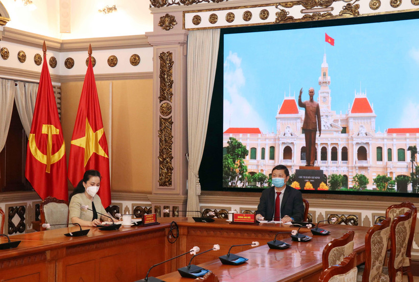 Ông Dương Anh Đức, Phó Chủ tịch UBND Thành phố Hồ Chí Minh tham gia trực tuyến Phiên họp toàn thể lần thứ 13 của Hiệp hội các chính quyền địa phương khu vực Đông Bắc Á. (Ảnh: Xuân Khu/TTXVN)