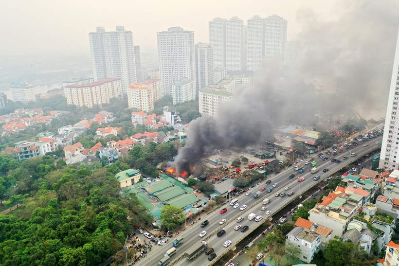 Cháy lớn tại khu vực Linh Đàm. (Ảnh: PV/Vietnam+)