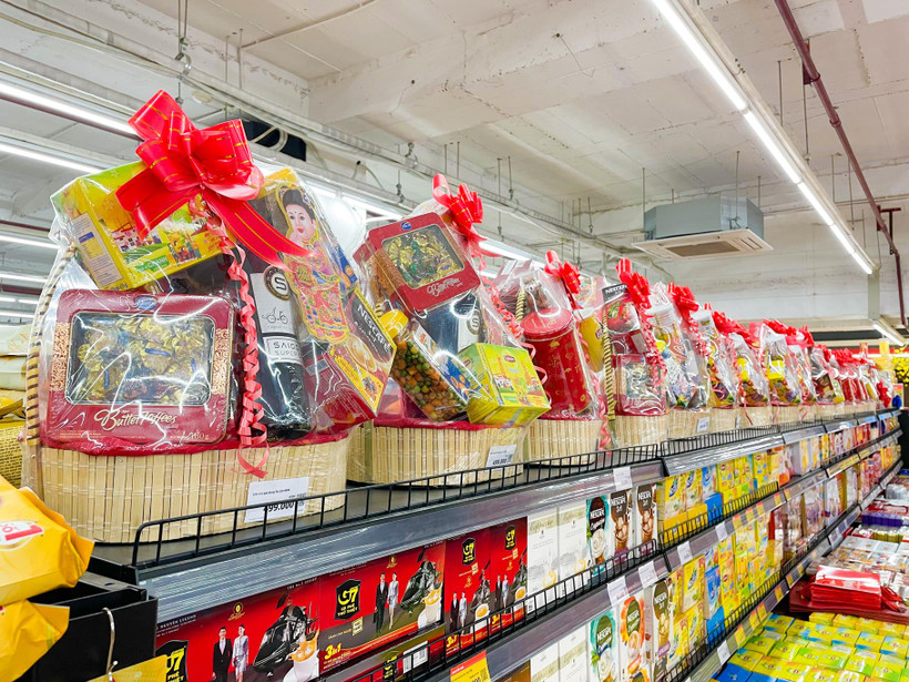 Tại các trung tâm thương mại, siêu thị đã lên kệ những mẫu giỏ quà Tết với đa dạng các sản phẩm, mẫu mã khác nhau. (Ảnh: PV/Vietnam+)