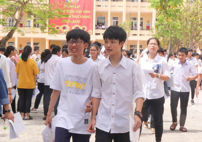 Các thí sinh hoàn thành bài thi tổ hợp Tiếng Anh - Hóa học - Lịch sử chiều ngày 6/6 tại Hội đồng thi trường THPT Hà Huy Tập, thành phố Vinh. (Ảnh: Bích Huệ/TTXVN)