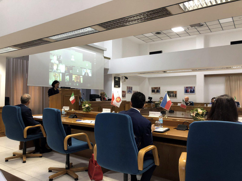 Chủ tịch Ủy ban ACR, Đại sứ Nguyễn Thị Bích Huệ phát biểu tại Học viện Đào tạo Lực lượng Chấp pháp Liên ngành Italy. (Ảnh: Ngự Bình/Vietnam+)