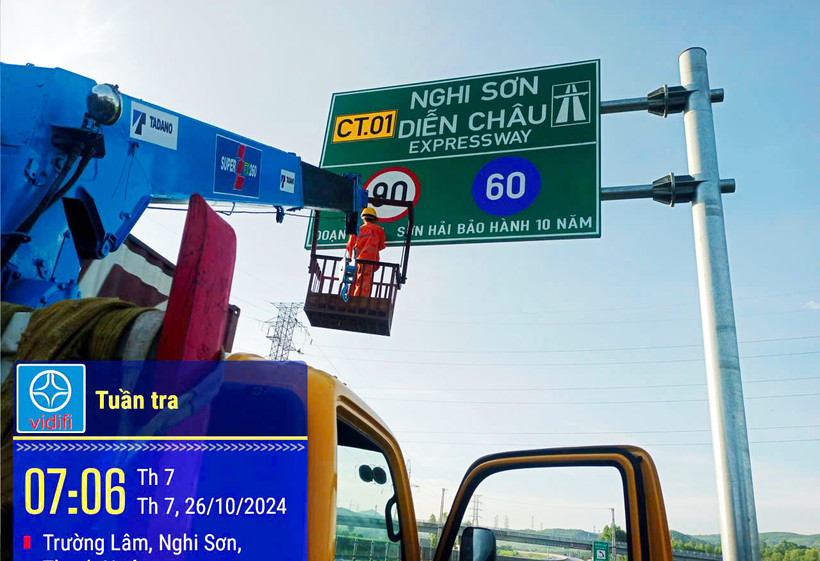 Cơ quan chức năng sửa dòng chữ không đúng quy định trên biển báo đường cao tốc Nghi Sơn-Diễn Châu.