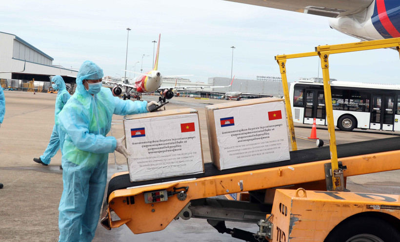 Vận chuyển hàng hỗ trợ của Chính phủ và nhân dân Campuchia từ máy bay ra xe hàng hóa hàng không chuyên dụng. (Ảnh: Xuân Khu-TTXVN)