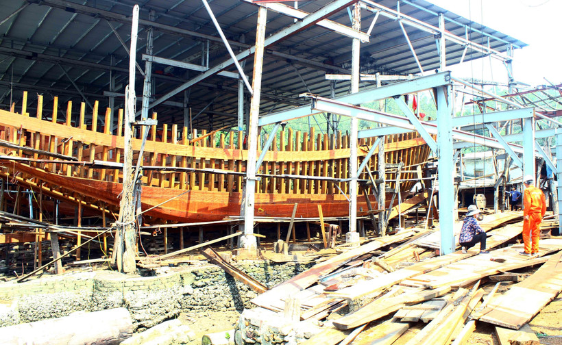Một số ít cơ sở tại Làng nghề có đơn đặt hàng đóng tàu loại công suất nhỏ. (Ảnh: Tá Chuyên/TTXVN)