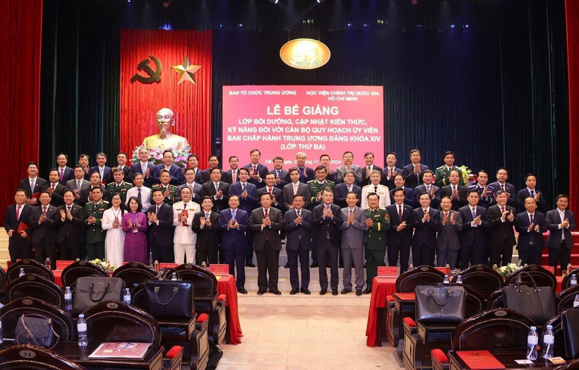 Lãnh đạo Đảng, Nhà nước với các học viên Lớp bồi dưỡng, cập nhật kiến thức, kỹ năng đối với cán bộ quy hoạch Ủy viên Ban Chấp hành Trung ương Đảng khóa XIV (lớp thứ ba). (Ảnh: Văn Điệp/TTXVN)