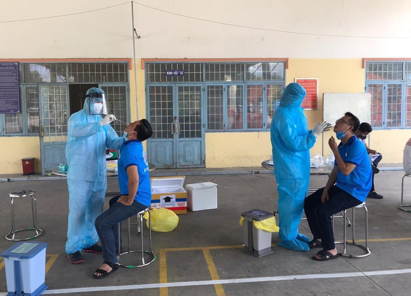 Lấy mẫu xét nghiệm tầm soát cho nhân viên Chi nhánh Xí nghiệp Xử lý chất thải Bình Dương. (Ảnh: Chí Tưởng/TTXVN)