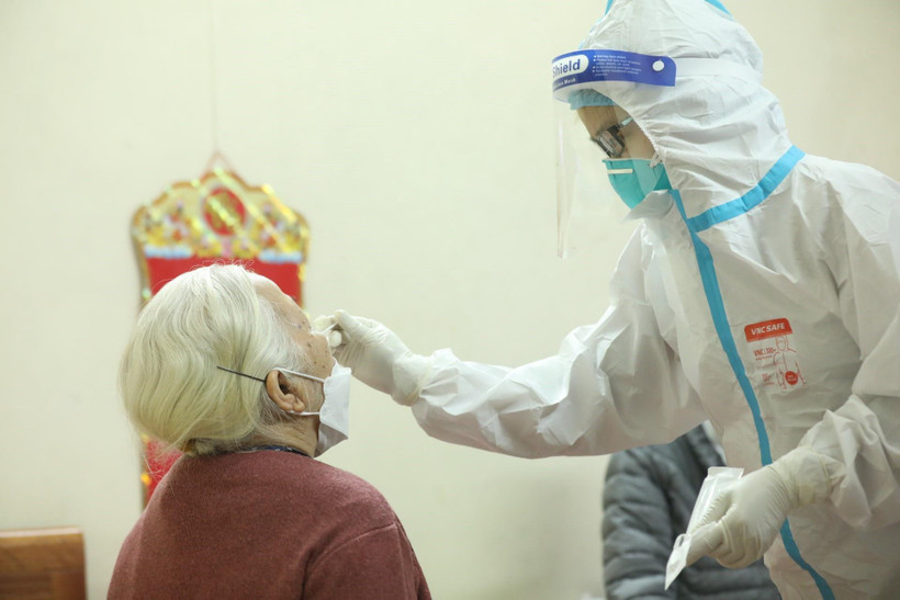 Nhân viên y tế lấy mẫu xét nghiệm COVID-19 cho người dân phường Cửa Đông (quận Hoàn Kiếm, Hà Nội). (Ảnh: Minh Quyết/TTXVN)