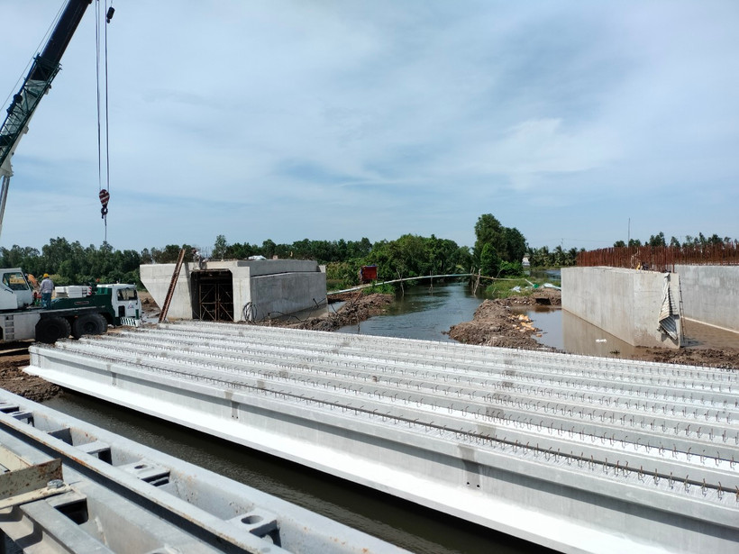 Nhà thầu tiến hành thi công đúc dầm một trụ cầu dự án giao thông. (Ảnh: PV/Vietnam+)