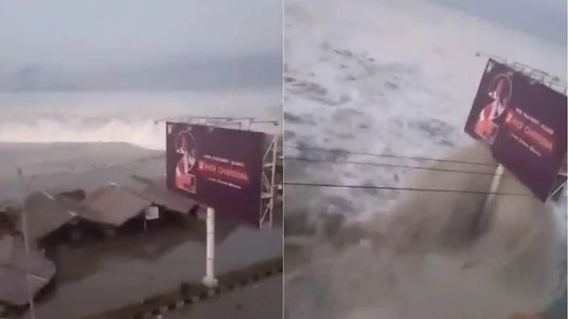 Sóng thần ập vào thành phố Palu, đảo Sulawesi, Indonesia sau động đất ngày 28/9/2018. (Ảnh: Twitter/Ramadhani Eko P/TTXVN) 
